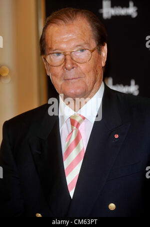 Sir Roger Moore signs copies of his new book 'Bond On Bond' at Harrods London, England - 12.10.12. UK. Stock Photo