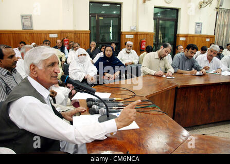 Khyber Pakhtoonkhawa Local Government and Rural  Development Minister, Bashir Bilour addresses to media persons during Guest Hour session at  Peshawar press club on Wednesday, October 17, 2012 Stock Photo