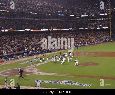 Giants Buster Posey pops up to second baseman Cardinals Kolten Wong in ...