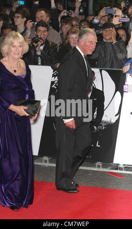 PRINCE CHARLES & CAMILLA PARKER-BOWLES SKYFALL.THE ROYAL WORLD PREMIERE LONDON ENGLAND UK 23 October 2012 Stock Photo