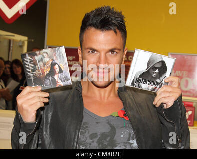 Peter Andre meets fans and signs copies of his new album 'Angels & Demons' at Sainsburys, London Colney, nr St Albans, Herts on October 29, 2012  Photo by Keith Mayhew/ Alamy live news. UK.  Stock Photo