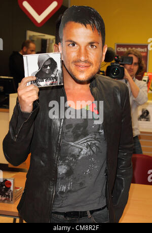 Peter Andre meets fans and signs copies of his new album 'Angels & Demons' at Sainsburys, London Colney, nr St Albans, Herts on October 29, 2012  Photo by Keith Mayhew/ Alamy live news. UK.  Stock Photo