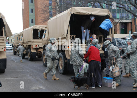 LONG BEACH, N.Y. – New York Army National Guard Soldiers from Company F, 427th Brigade Support Battalion assist local residents arriving by military vehicle to Long Beach City Hall for evacuation to shelters supervised by Nassau County Office of Emergency Management.  The National Guard response force is part of Governor Cuomo’s callup of more than 2,200 troops in response to subtropical storm Sandy which struck New York City and Long Island Oct. 29.  The National Guard has been supporting local emergency responders in and around Long Credit: New York Nation Guard/Archive Image Stock Photo