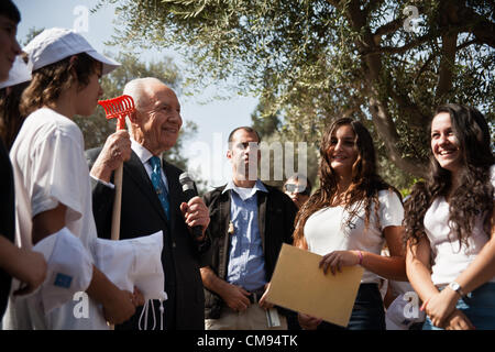 Jerusalem, Israel. 1st November 2012. Israeli President Shimon Peres converses with agricultural school students, visiting the President’s Residence for the olive harvest, and explains he too studied in an agricultural school (Ben Shemen Agricultural School, 1938). Jerusalem, Israel. 1-Nov-2012.  Israeli President Shimon Peres opens the olive harvest festival in the garden of the President's Residence with a group of students from the agricultural school 'Kaduri' in the Galilee and from the “Naale” Program. Credit:  Nir Alon / Alamy Live News Stock Photo