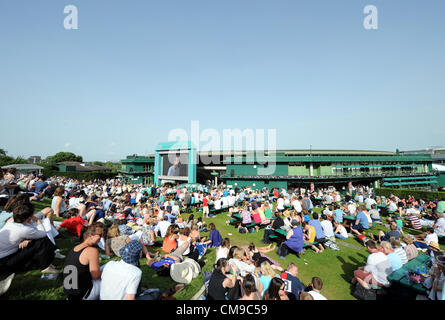 VIEW FROM MURRAY MOUNT OF COUR THE WIMBLEDON CHAMPIONSHIPS 20 THE ALL ENGLAND TENNIS CLUB WIMBLEDON LONDON ENGLAND 28 June 20 Stock Photo