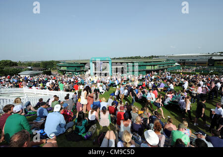 VIEW FROM MURRAY MOUNT OF COUR THE WIMBLEDON CHAMPIONSHIPS 20 THE ALL ENGLAND TENNIS CLUB WIMBLEDON LONDON ENGLAND 28 June 20 Stock Photo