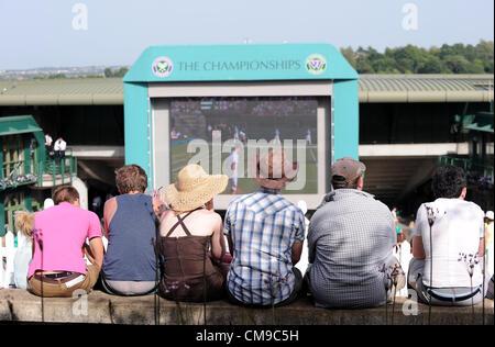 VIEW FROM MURRAY MOUNT OF COUR THE WIMBLEDON CHAMPIONSHIPS 20 THE ALL ENGLAND TENNIS CLUB WIMBLEDON LONDON ENGLAND 28 June 20 Stock Photo