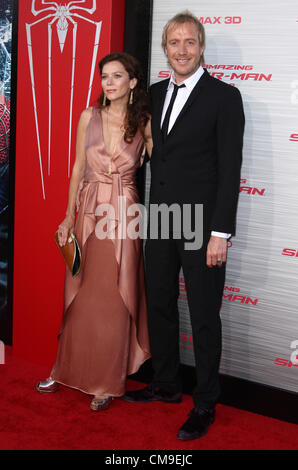 ANNA FRIEL & RHYS IFANS THE AMAZING SPIDER-MAN. WORLD PREMIERE LOS ANGELES CALIFORNIA USA 28 June 2012 Stock Photo