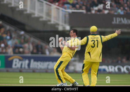 UK. 29/06/2012 London England. Australia's Matthew Wade, and Australia's David Warner, appeal for the wicket of Ian Bell during the first one day international cricket match between England and Australia part of the Nat West Series, played at Lords Cricket Ground: Mandatory credit: Mitchell Gunni Stock Photo