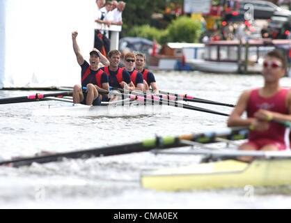 01.07.2012. Henley-on-Thames, Oxfordshire, England. The Henley Royal Regatta 2012. Sir William Borlase's Grammar School celebrate after beating Marlow Rowing Club 'A' during the last day of the Henley Royal Regatta Stock Photo