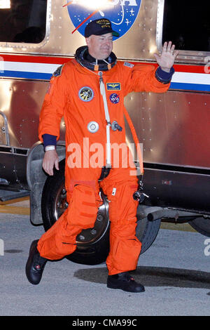 Apr 05, 2010 - Cape Canaveral, Florida, USA - Astronaut Alan Poindexter waves as he walks out of the operations and checkout building at Kennedy Space Center.  (Credit Image: © Donald Montague/SCG/ZUMAPRESS.com) Stock Photo
