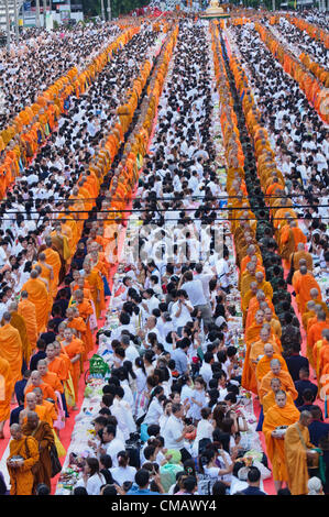 Bangkok, Thailand. 12,600 monks at an alms giving ceremony in downtown Bangkok on July 7, 2012 celebrating 2,600 years of the Buddha's enlightenment. Stock Photo