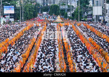 Bangkok, Thailand. 12,600 monks at an alms giving ceremony in downtown Bangkok on July 7, 2012 celebrating 2,600 years of the Buddha's enlightenment. Stock Photo