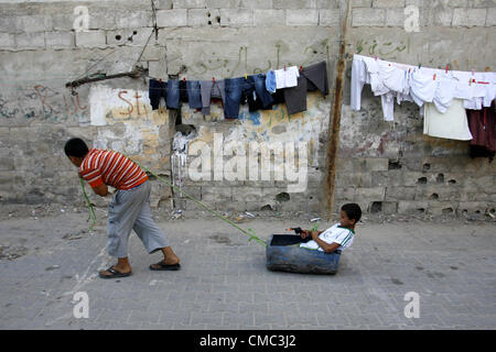 July 14, 2012 - Rafah, Gaza Strip, Palestinian Territory - Palestinian children play outside their home in the Rafah refugee camp in the southern Gaza Strip on July 14, 2012  (Credit Image: © Eyad Al Baba/APA Images/ZUMAPRESS.com) Stock Photo