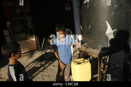 July 14, 2012 - Rafah, Gaza Strip, Palestinian Territory - A Palestinian child fills bottles a potable water in the Rafah refugee camp in the southern Gaza Strip on July 14, 2012  (Credit Image: © Eyad Al Baba/APA Images/ZUMAPRESS.com) Stock Photo