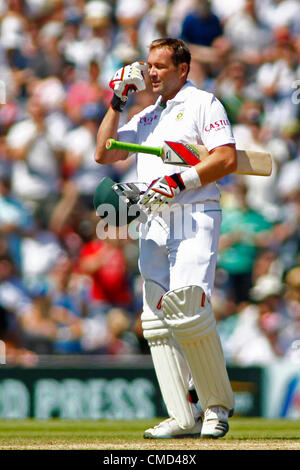 22/07/2012 London, England. South Africa's Jacques Kallis celebrates a century by pointing to his eye in a salute to his friend and ex colleague Mark Boucher who's tour was cut short with an eye injury during the Investec cricket international test match between England and South Africa, played at the Kia Oval cricket ground: Mandatory credit: Mitchell Gunn Stock Photo