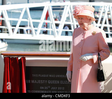 25 July 2012 Cowes, UK.HRH Queen Elizabeth II visits Cowes, Isle of Wight on the last day of her Diamond Jubilee Tour of the United Kingdom.  The Queen unveils a plaque to commemorate  her visit and before officially opening Cowes RNLI station. Credit:  Darren Toogood / Alamy Live News