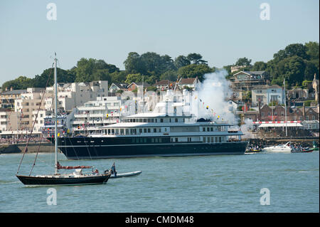 Queen Elizabeth last day Diamond Jubilee visit to Cowes Isle of Wight England UK 25 July 2012 Guns fire a salute from the Royal Yacht Squadron in Cowes. The Queen and Prince Philip were aboard the luxury cruiser Leander. Credit:  Pete Titmuss / Alamy Live News Stock Photo