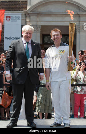 Hendon, London, England, UK. Wednesday, 25 July 2012. Harry Potter actor Rupert Grint (Ron Weasley) became an Olympic torchbearer in the company of London Mayor Boris Johnson at Middlesex University today. Credit:  Nick Savage / Alamy Live News Stock Photo