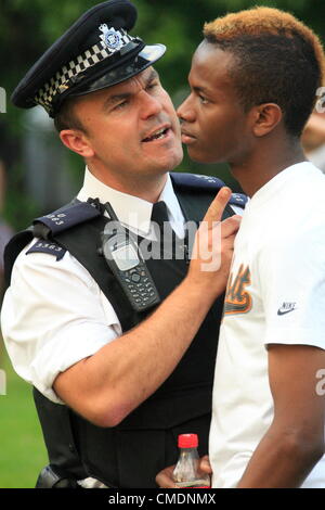 Trouble erupts in Hyde Park as police try to control revellers Stock Photo