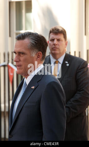 US Republican presidential candidate Mitt Romney addresses American media outside Number 10 Downing Street in London 26.07.2012 Stock Photo