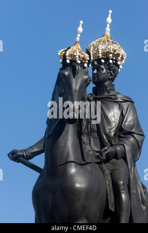 London, England, UK. Monday, 30 July 2012. Crowns for King George IV and his horse by Stephen Jones in Trafalgar Square. Hatwalk - Lord Nelson and other statues around Central London got new headwear courtesy of leading British milliners in collaboration with the Mayor of London and Grazia Magazine for the London 2012 Festival. Hatwalk brings together 21 emerging and established designers to showcase British millinery at its very best, culminating in Trafalgar Square where Lord Nelson is wearing a Union Flag hat. 'Hatwalk' is part of 'Surprises Credit:  Nick Savage / Alamy Live News Stock Photo