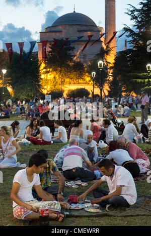 Istanbul, Turkey. Tuesday 31st July 2012. Ramazan (Ramadan) is almost half over. Muslims picnicking on a park at Sultan Ahmet district, the old city of Istanbul, Turkey. Stock Photo