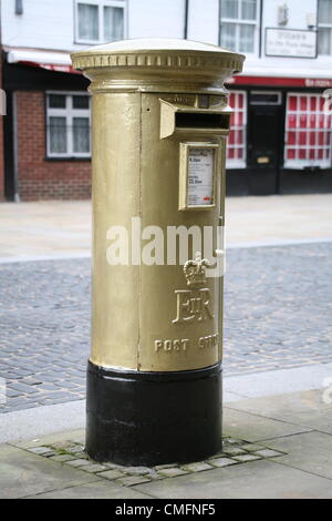 Bolton, Churchgate, BL1 1HL Royal Mail paints a postbox gold in honour of cyclist's gold medal in the men's team sprint Jason Kenny on August 2 Stock Photo