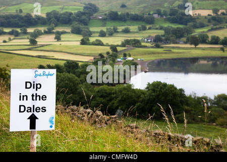 Yorkshire, UK. Semer Water is Yorkshire's largest natural lake near the beautiful North Yorkshire village of Hawes.  Directions signs for the Sue Ryder Dip in the North Yorkshire Dales, a one mile open water annual charity swim held on Saturday 4th August, 2012 Stock Photo