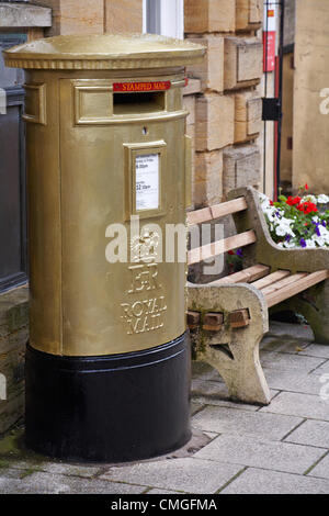 Sherborne, Dorset, UK Monday 6 August 2012. Royal mail gold painted post box at Sherborne, Dorset to recognise Olympic gold medalist Peter Wilson gold medal winner at Olympics London 2012 games. golden postbox  golden post box gold postbox gold post box gold mailbox golden mailbox gold letterbox golden letterbox gold mail box golden mail box. Stock Photo