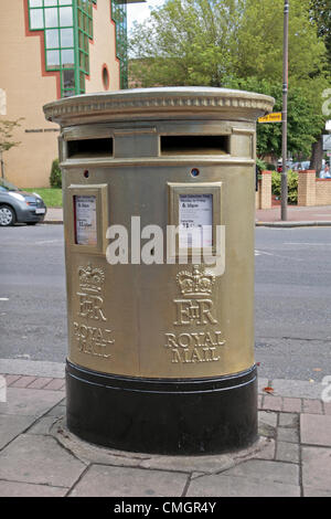 Isleworth, London, UK. Wednesday 8th August 2012. Royal Mail post box in Isleworth is painted to commemorate Great Britain's Mo Farah and his 10,000m Gold medal at the London 2012 Olympics on 4th August 2012. Stock Photo