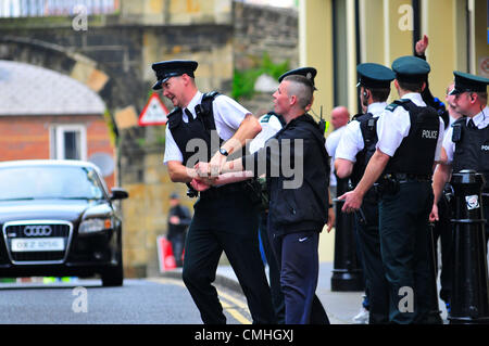 11 August 2012, Londonderry. PSNI officer arresting a nationalist youth during a loyalist parade. 10,000 Apprentice Boys of Derry and 120 bands took part in the annual Relief of Derry parade, the largest Loyal order parade held in Northern Ireland. Credit:  George Sweeney / Alamy Live News Stock Photo