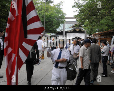 August 15, 2012, Tokyo, Japan - A Japanese carries an ensign during his visit to Tokyo's Yasukuni Shinto Shrine, which honors the war dead, as the nation observes the 67th anniversary of the end of World War II on Wednesday, August 15, 2012. (Photo by Kaku Kurita/AFLO) FYJ -mis-. Credit:  Aflo Co. Ltd. / Alamy Live News Stock Photo
