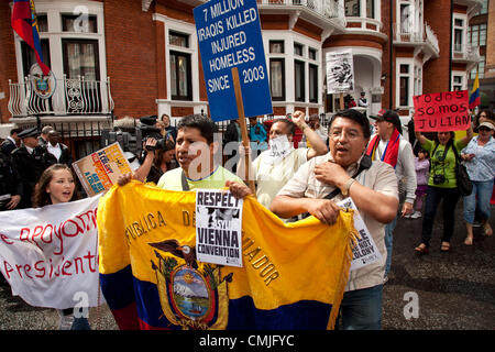 London, UK. Thursday 16th August 2012. Supporters of Julian Assange shout in protest with their flag outside the Ecuador Embassy. Stock Photo