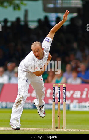 19/08/2012 London, England. England's Jonathan Trott bowling during the third Investec cricket international test match between England and South Africa, played at the Lords Cricket Ground: Mandatory credit: Mitchell Gunn Stock Photo