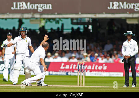 19/08/2012 London, England. England's Jonathan Trott appeals to the umpire for a wicket during the third Investec cricket international test match between England and South Africa, played at the Lords Cricket Ground: Mandatory credit: Mitchell Gunn Stock Photo
