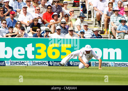 19/08/2012 London, England. England's Jonathan Trott fields during the third Investec cricket international test match between England and South Africa, played at the Lords Cricket Ground: Mandatory credit: Mitchell Gunn Stock Photo