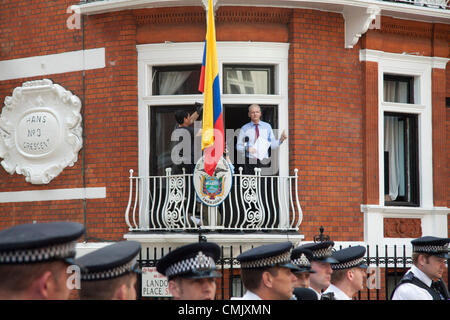 19th August 2012. London UK.  Wikileaks founder Julian Assange addresses a crowd of supporters from the balcony of the Ecuador embassy. Mr Assange makes his first public statement since entering the Ecuador embassy on June 19th 2012 Stock Photo