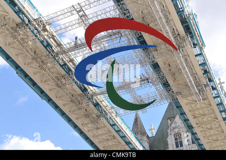 Tower Bridge, London, UK. 22nd August 2012. The Agitos, the official symbol of the 2012 Paralympic Games is placed onto Tower Bridge in London prior to the start of the Paralympic Games. Credit:  Matthew Chattle / Alamy Live News Stock Photo