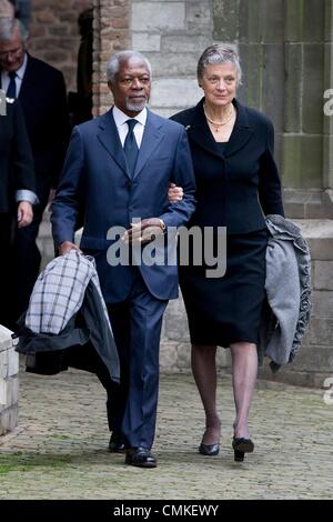Delft, The Netherlands, for the memorial of Prince Friso. 02nd Nov, 2013. Former UN Secretary General Kofi Annan and his wife Nane Maria Lagergren arrive at the Old Church in Delft, The Netherlands, for the memorial of Prince Friso, 02 November 2013. Prince Friso suffered severe brain damage in February 2012 after the skiing accident in the Austrian ski resort of Lech. He died aged 44 on 12 August 2013. Photo: Patrick van Katwijk / NETHERLANDS AND FRANCE OUT/dpa/Alamy Live News Stock Photo