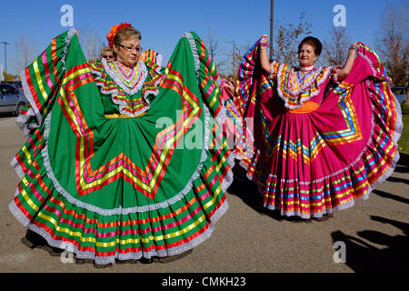 Longmont, Colorado, USA. 2nd November 2013. . Women in traditional costumes dance 'Bailes de mi Tierra' in front of the Longmont History Cultural Center to commemorate the Dia De Los Muertos or Day of the Dead. The Longmont Museum hosts the largest Dia de los Muertos festival in Colorado Credit:  Ed Endicott/Alamy Live News Stock Photo