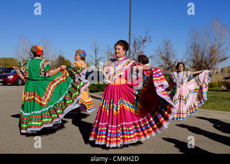 Longmont, Colorado, USA. 2nd November 2013. . Women in traditional costumes dance 'Bailes de mi Tierra' in front of the Longmont History Cultural Center to commemorate the Dia De Los Muertos or Day of the Dead. The Longmont Museum hosts the largest Dia de los Muertos festival in Colorado Credit:  Ed Endicott/Alamy Live News Stock Photo
