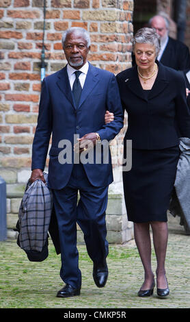 Delft, The Netherlands, for the memorial of Prince Friso. 02nd Nov, 2013. Former UN Secretary General Kofi Annan and his wife Nane Maria Lagergren arrive at the Old Church in Delft, The Netherlands, for the memorial of Prince Friso, 02 November 2013. Prince Friso suffered severe brain damage in February 2012 after the skiing accident in the Austrian ski resort of Lech. He died aged 44 on 12 August 2013. Photo: Albert Nieboer //dpa/Alamy Live News Stock Photo