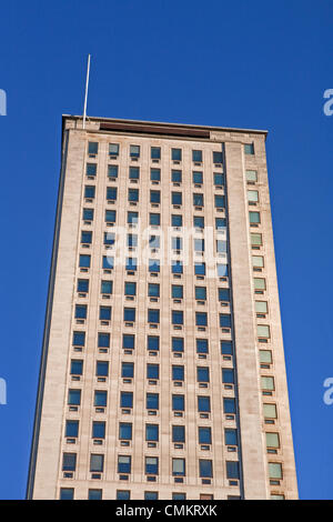 London, UK. 3rd Nov, 2013. The blue sky over the shell building in London. The blue skies were in contrast to the stormy weather affecting other parts of the UK. Credit:  Keith Larby/Alamy Live News