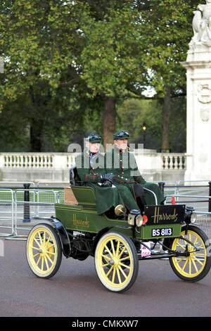 London, UK. 3rd November 2013. A 1901 Waverley Cleveland electric car (owner: Michael Ward) on Constitution Hill Road during the RAC London to Brighton Veteran Car Run. © Michael Preston/Alamy Live News Stock Photo