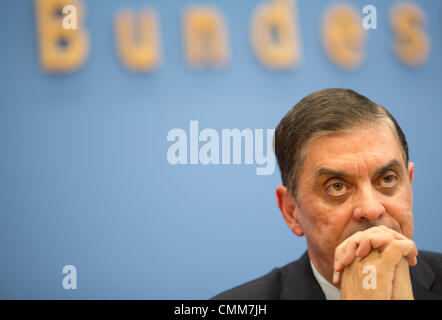 Berlin, Germany. 05th Nov, 2013. The chairman of the Central Council of German Sinti and Roma, Romani Rose, speaks at the federal pressconference in Berlin, Germany, 05 November 2013. Topic of the pressconference were the alleged abductions of children by Roma in the last weeks and the role of the media. Photo: Florian Schuh/dpa/Alamy Live News Stock Photo