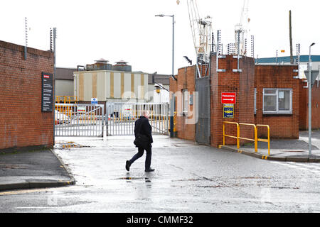 BAE Systems, South Street, Scotstoun, Glasgow, Scotland, UK, Wednesday, 6th November, 2013. The main gate at the BAE Systems Shipyard on the day job cuts were announced Stock Photo