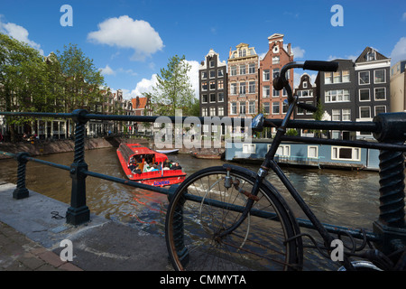 Herengracht with gabled houses and sightseeing boat, Amsterdam, North Holland, Netherlands, Europe Stock Photo