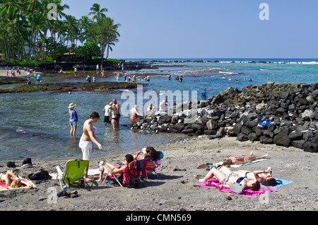 USA, Hawaii, Kailua-Kona. People enjoy Kahalu'u Beach. Stock Photo