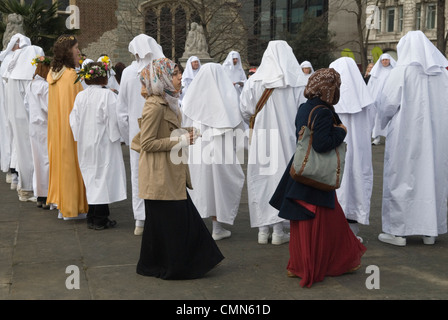 Muslim young women UK, watch Druids perform Spring Equinox ceremony at Tower Hill London Multicultural London 2012 2010s England HOMER SYKES Stock Photo